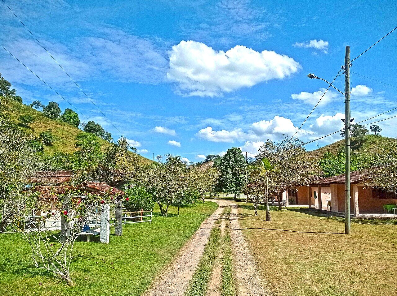 Estrada de chão entre chalés