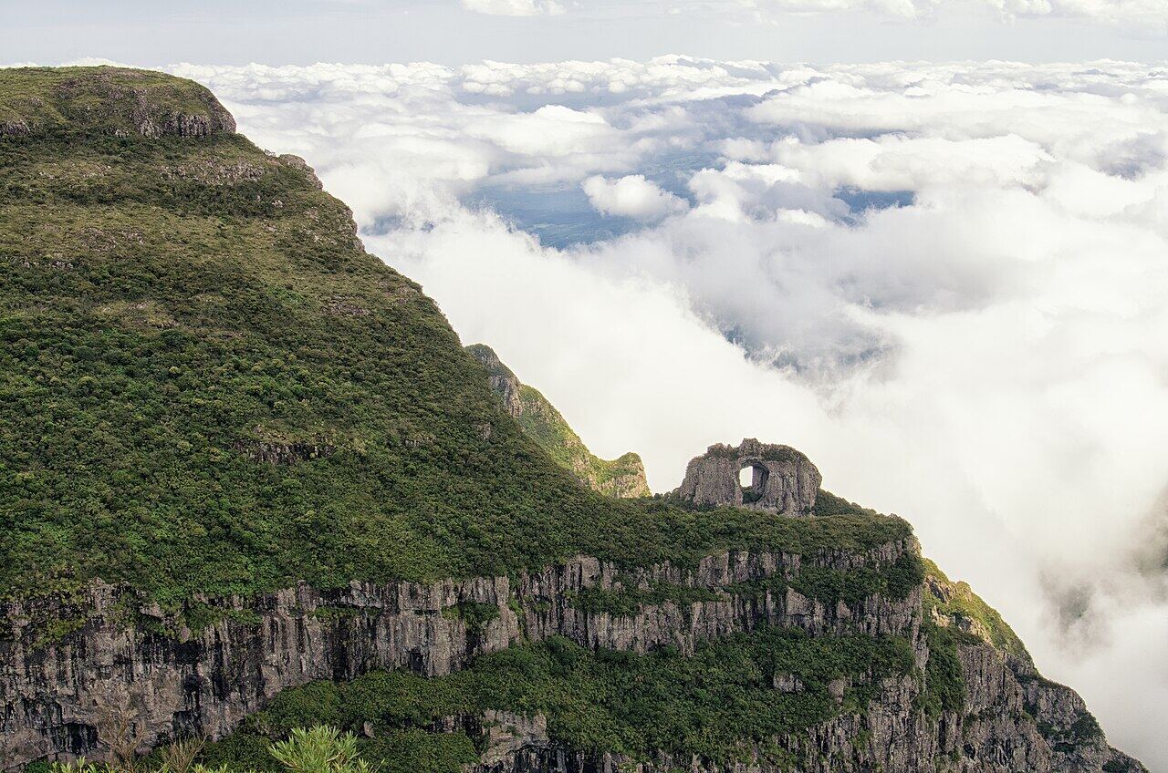 Paredão de rocha com a Pedra Furada